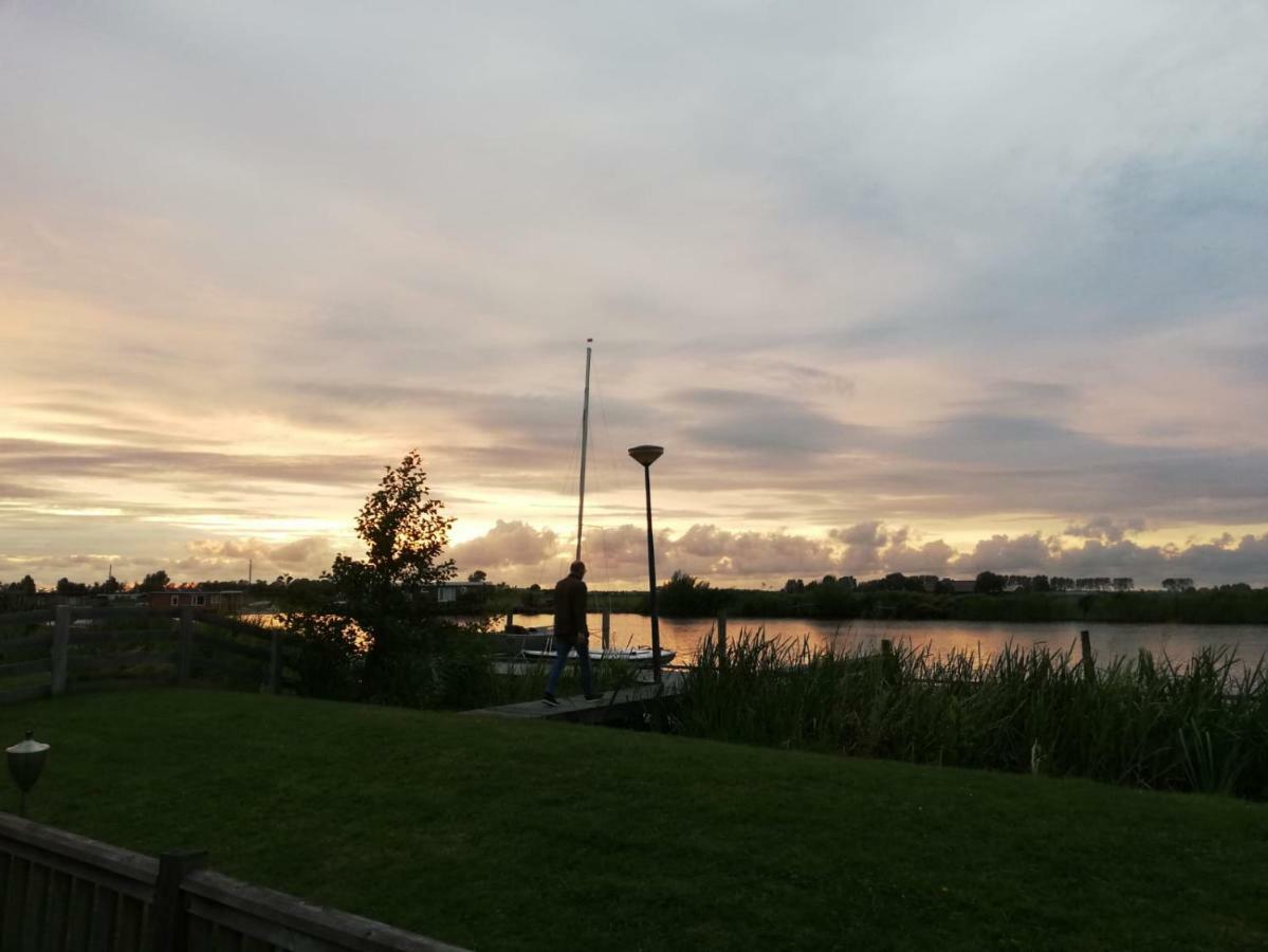 Вилла Waterchalet Number 6 Recreationpark Yn'E Lijte Grou Met Ligplaats Boot Экстерьер фото